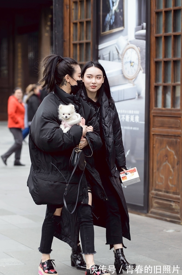 深色系|街拍:时髦都市美女灵活玩转穿搭,学习一下,下次自信满满去逛街