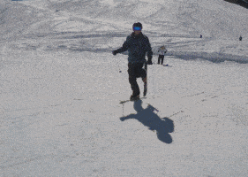 |搞笑GIF:不小心把钥匙忘车里面了,选择了一个最小的臂力砸碎了。