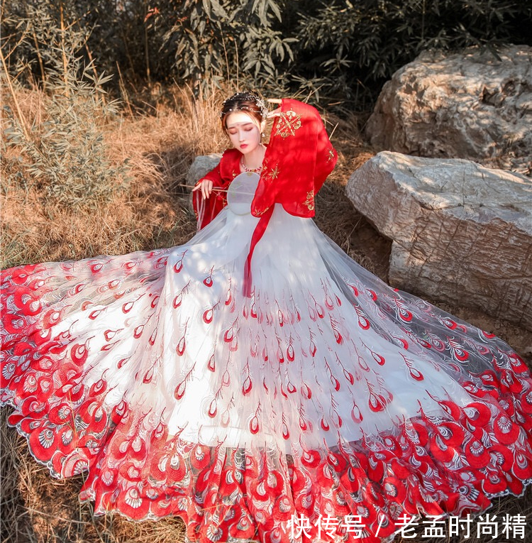 最近火了一种“孔雀”汉服，路人觉得很漂亮，同袍看了却直呼尴尬