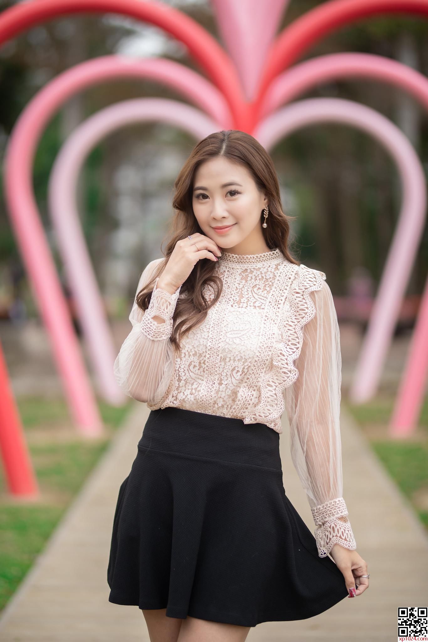 蕾丝小衫半身裙搭配一双白色小皮靴，性感迷人并不妩媚妖娆，美