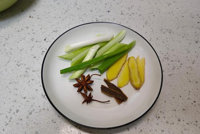 只加|爷爷用了几十年的红烧肉做法,只加四种香料,软糯入味、红亮诱人