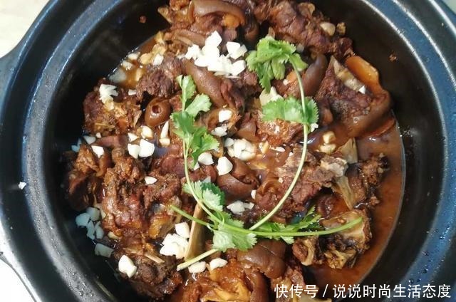 补冬少不了羊肉，羊肉做得好，有两样调料少不了