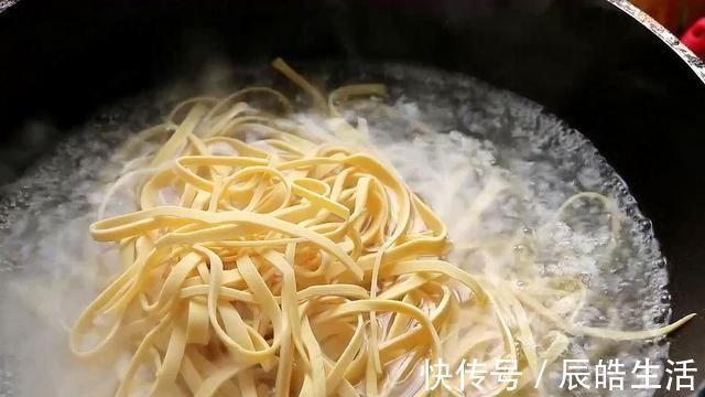 我家豆腐皮从不炒着吃,这样做更营养,我家一周做5次,真解馋