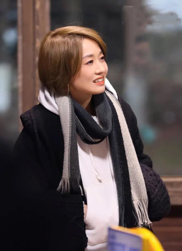 大衣|马伊琍真是一股清流,大衣都起球成这样了还穿,配新发型还挺时髦