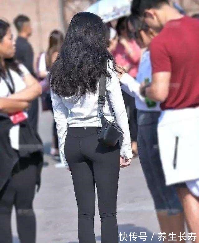 婚纱 灰色无袖上衣搭配黑色打底裤,颜色淡雅,有点儿小成熟的感觉!