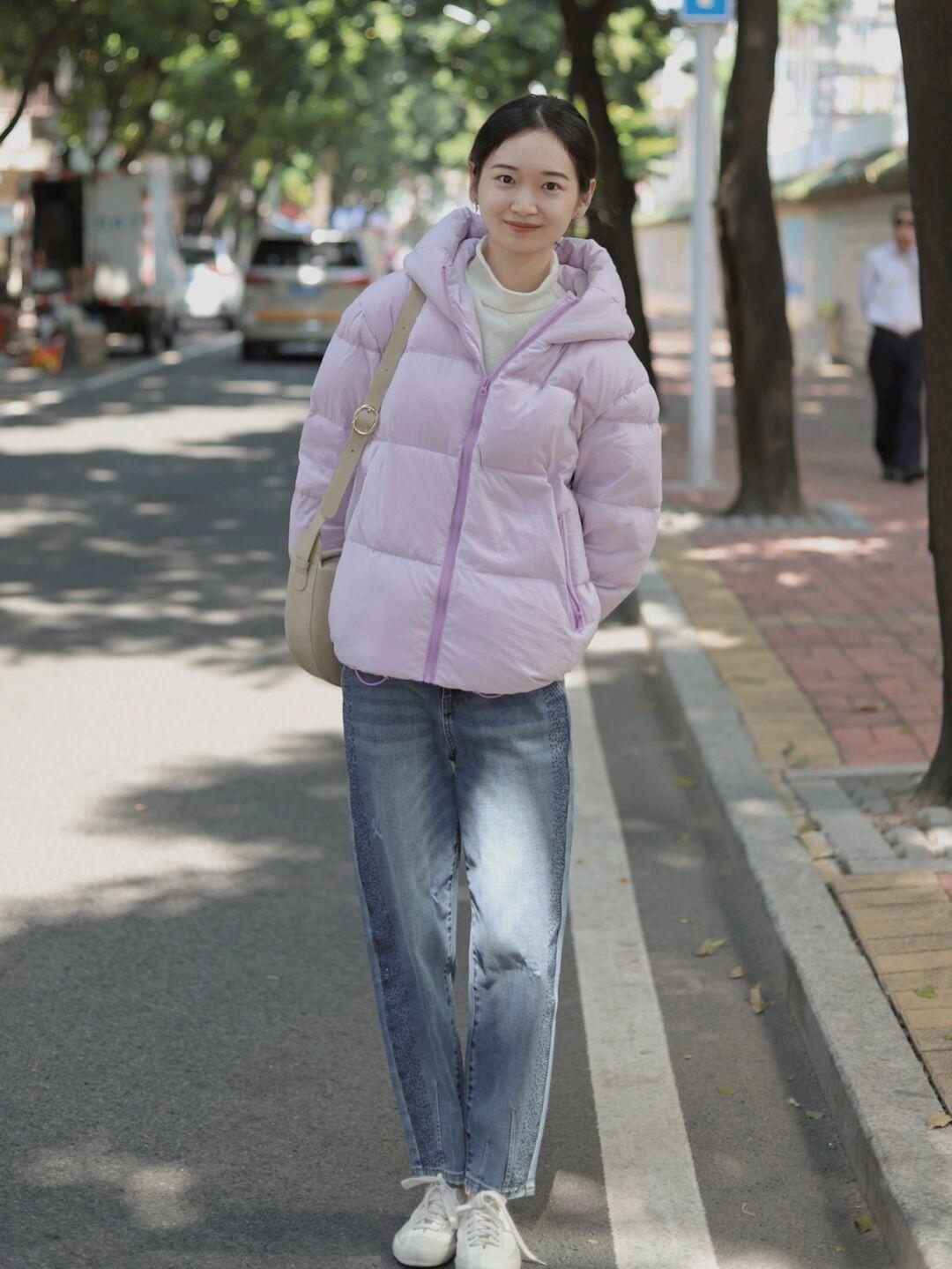 牛仔裤 普通女生也能够穿出时尚感,浅紫色短款羽绒服+怀旧感牛仔裤,干净又整洁!