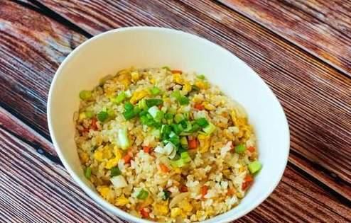做蛋炒饭，先炒鸡蛋还是先炒饭？教你正确做法，米饭又香又好吃