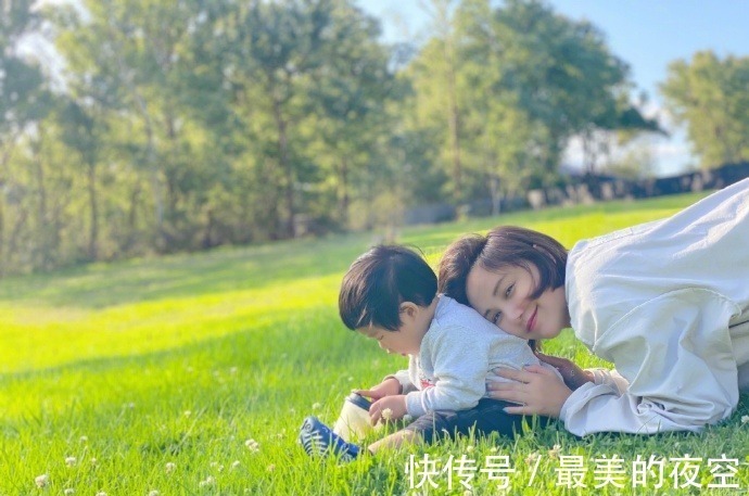 包文婧|張歆藝曬餃子和兒子玩的照片，夸餃子是個好姐姐