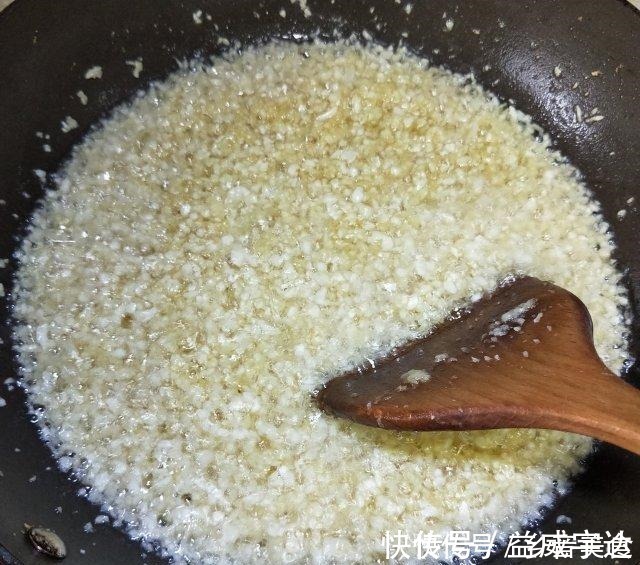 蒜米|酥炸金蒜蓉，家里常备着，入菜、拌面、煮汤全靠它！