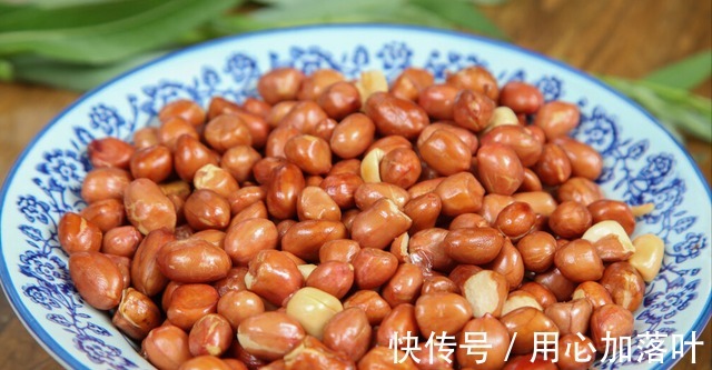 炸花生米，别再直接下锅炸，3个窍门掌握好，又酥又脆，越嚼越香！