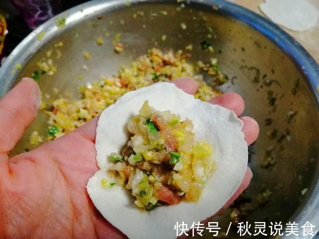 包白菜饺子，我家从来不“挤水”，这招拌菜，白菜不出水、不破皮