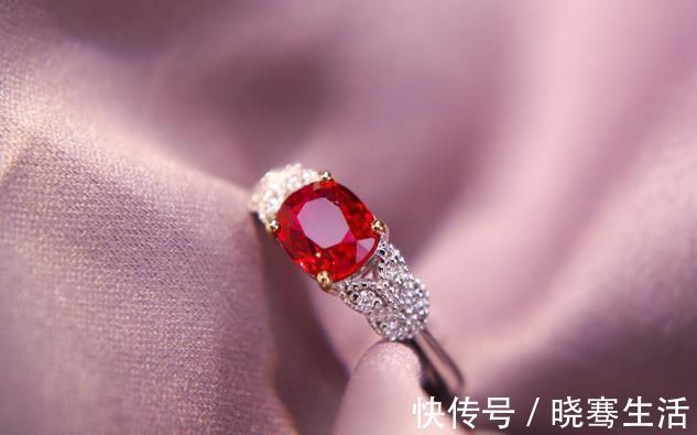 蓝宝石@为什么女人都爱彩宝首饰?除了价格高,和铂金的结合更是锦上添花