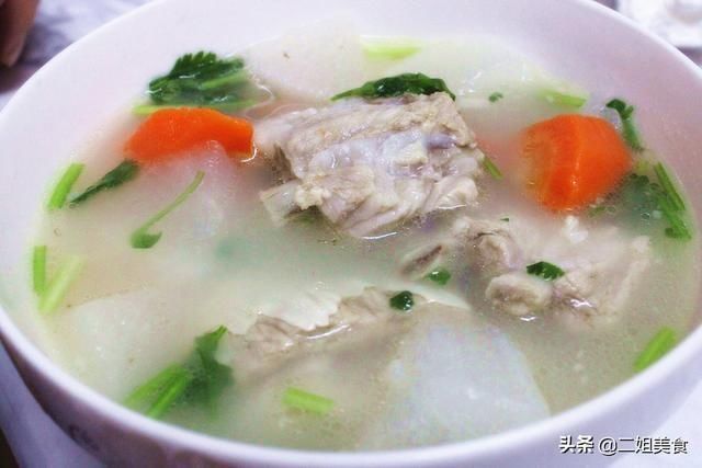 排骨汤|炖骨头汤10人9错，教您大厨常用的技巧，汤白香浓有营养