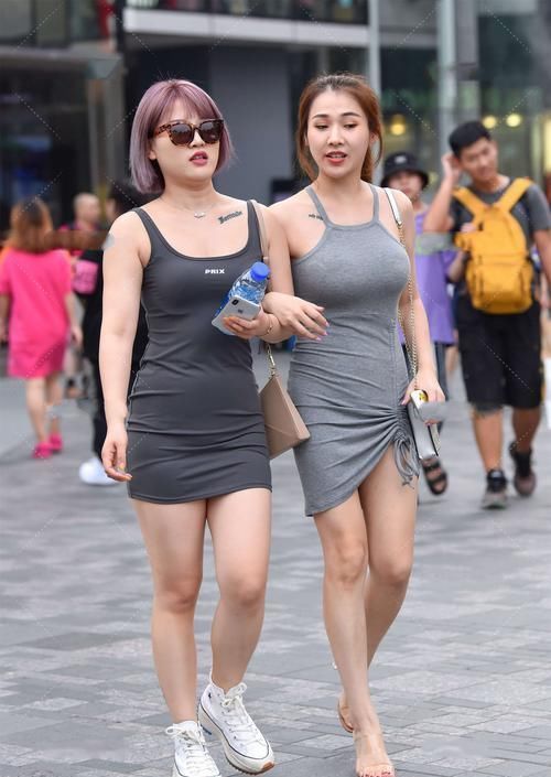 黑色吊带短连体裙搭灰色短连体裙,干净利落,低调时尚