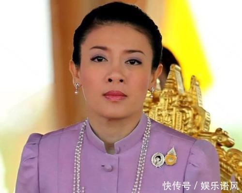 42岁西拉米终于不装嫩烫波浪刘海配盘发,高贵成第二个诗丽吉