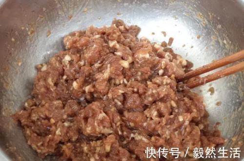 肉馅|调肉馅，大厨教你“1盐2水3油”，鲜嫩美味又多汁儿，好吃不腥