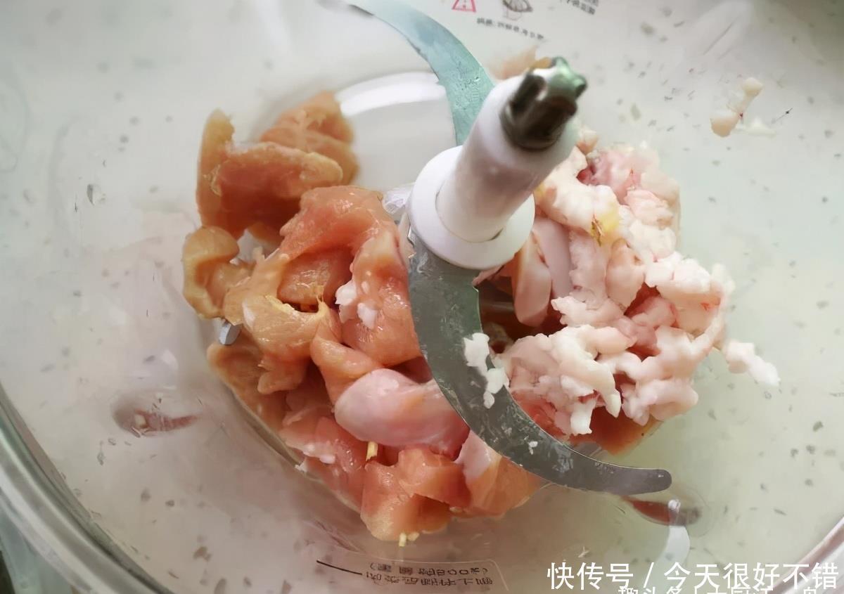 肉丸子好吃有诀窍，教你饭店做法，丸子滑嫩有嚼劲，小孩都抢着吃