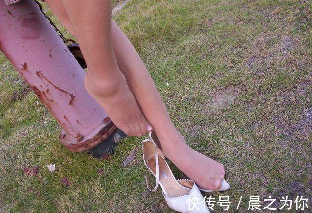 高跟鞋 薄款丝袜遇上尖头高跟鞋,淡雅气质迷人脚步