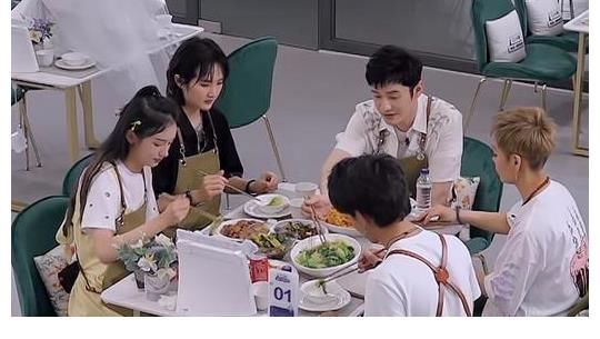 中餐廳 丁真成為中餐廳新晉合伙人, 黃曉明歡迎上前, 太會照顧人