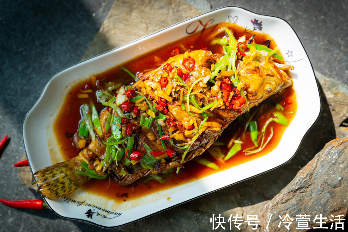 诀窍|煎鱼别再直接下油锅了,牢记3个诀窍,不粘锅不破皮更鲜美