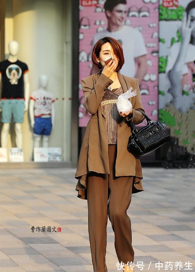 凉鞋 该穿凉鞋了,鱼嘴口凉鞋很有女人味,看看美女对鱼嘴口凉鞋的搭配!