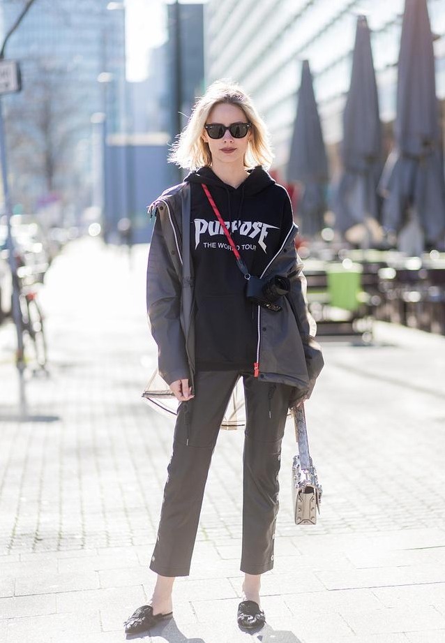 女生|最近流行“显瘦穿搭”, 叫宽松皮裤搭配法, 欧美街头女生也在穿