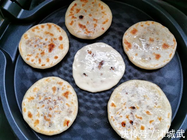 天冷了,这早餐小饼多做给孩子吃,营养暖胃,无需发面,柔软筋道