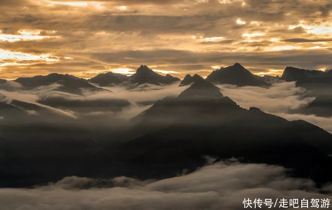 红军长征翻越的第一座雪山，山上云海绝美，有着不输江南的美景