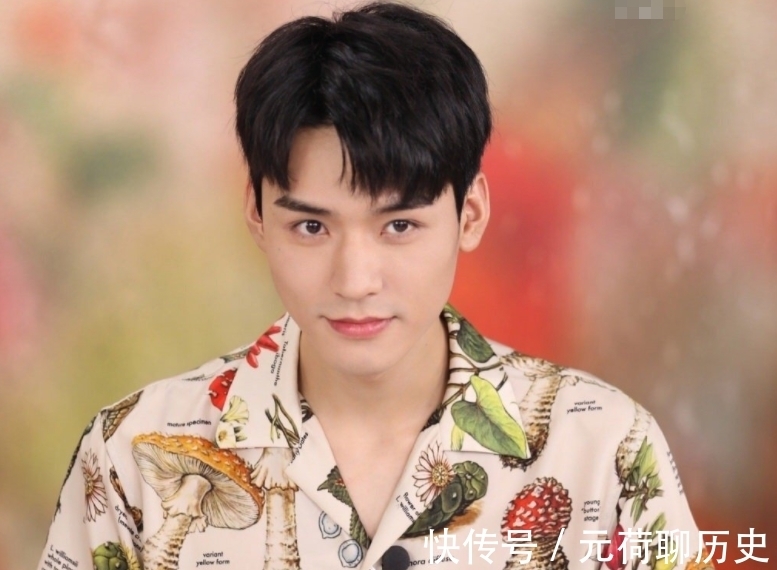 美颜|龚俊综艺录制生图,无精修无美颜状态真实,颜值让人看傻眼