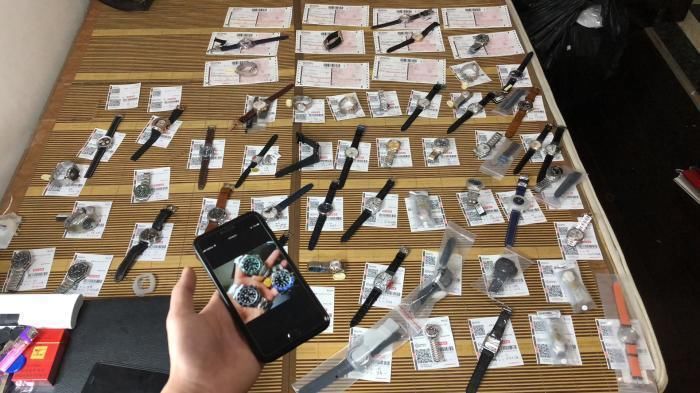 广州大量仿制名表欲销往欧美被查! 新品被完美拆解复制只需10天!