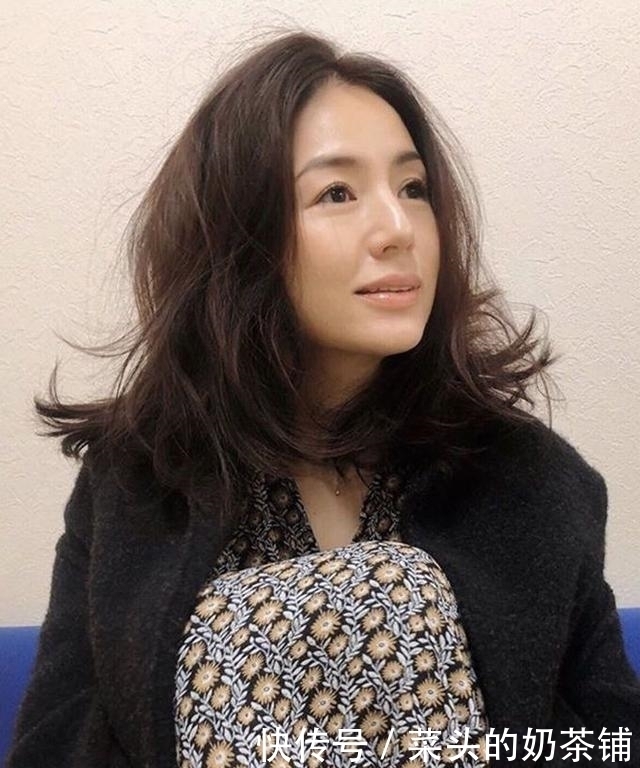 明星|善用各种头发造型产品,轻松打造10款女明星时尚中分发