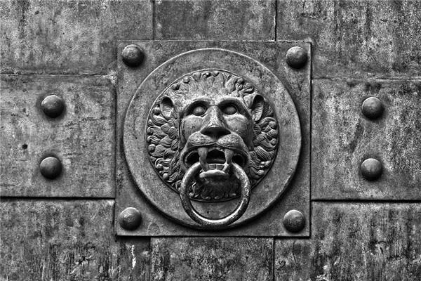 大门终于关上了