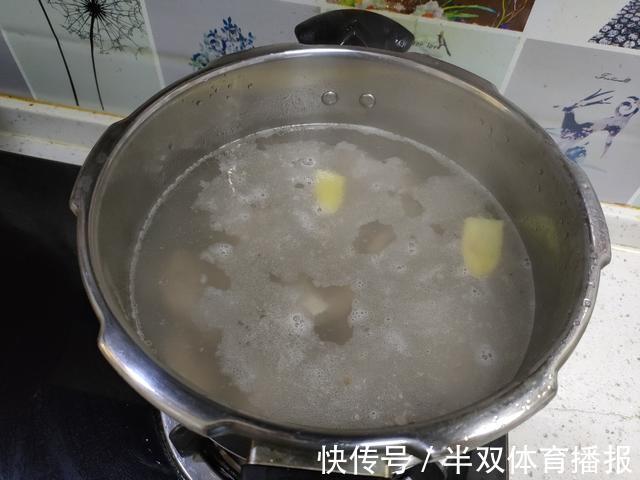腥味|煮排骨汤时，记住“2不放2窍门”，肉质软烂脱骨，汤鲜无腥味