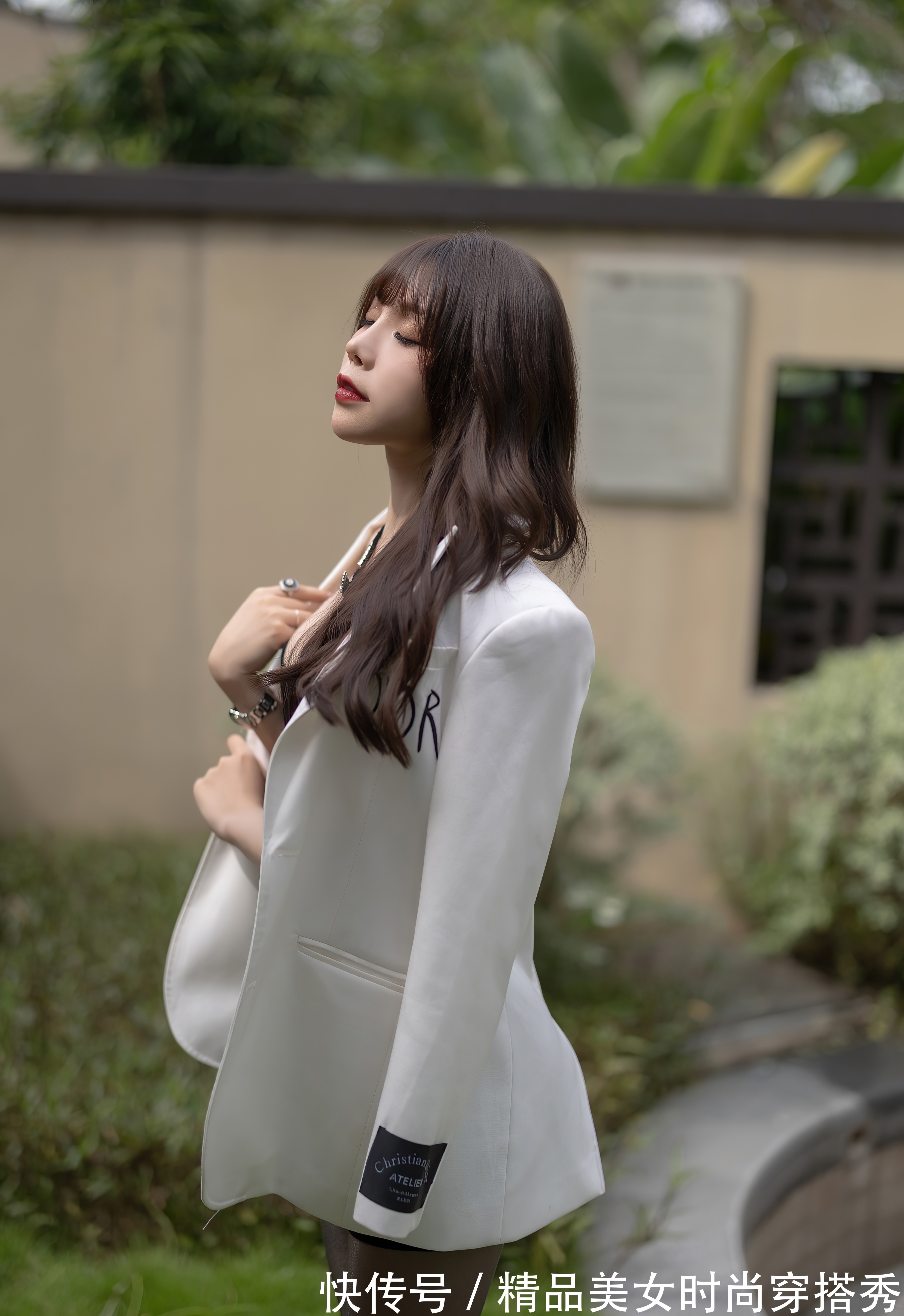 连衣裙 白色西装搭配黑色连衣裙,挂脖设计性感十足,搭配高跟鞋吸睛时尚