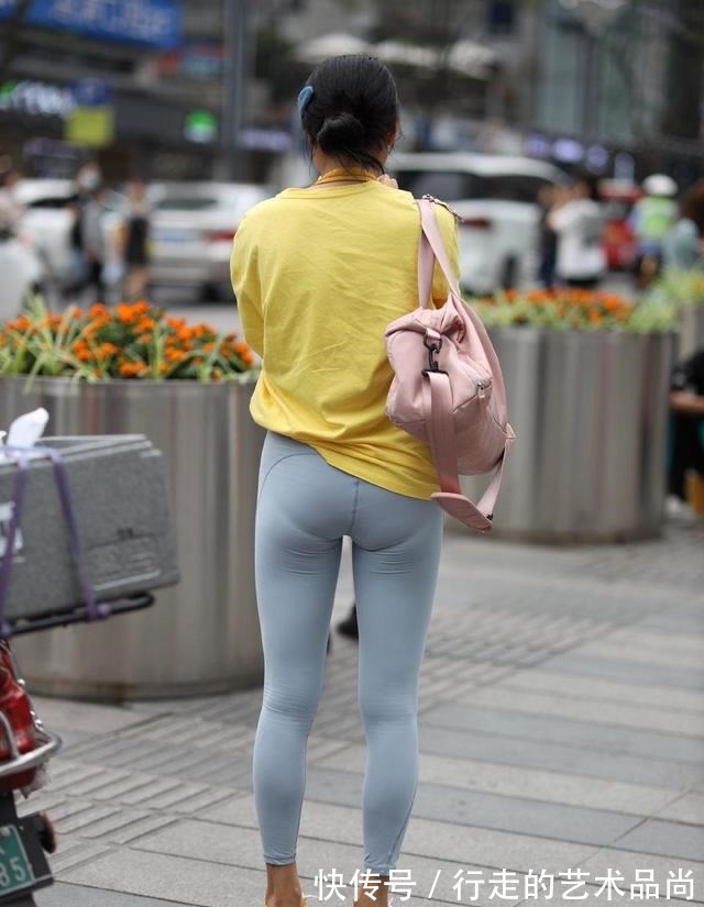 背影 休闲时尚的瑜伽裤搭配黄色宽松T恤,让自己的背影都变得好看!