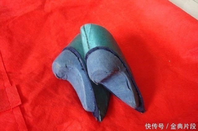 宫女们 高跟鞋不是现在才有,高跟鞋在清朝就很流行,宫女们都穿着高跟鞋