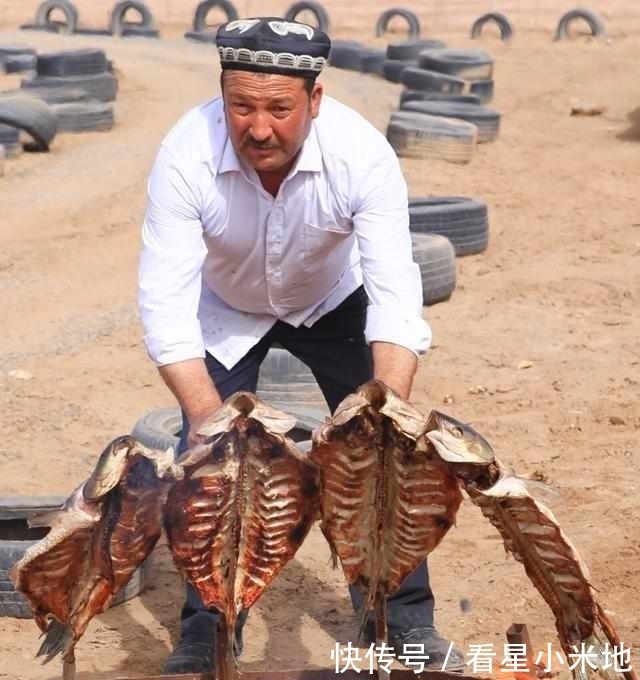 烤串|这才是真正的烤串,10个人都没吃完一串,老板真是实在!