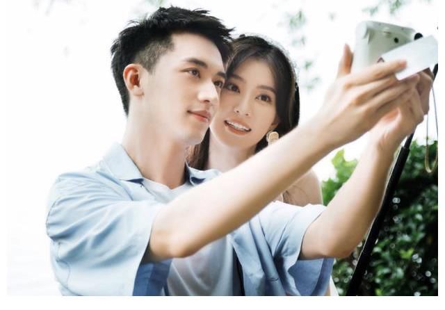 cp|許魏洲嘴巴粘了東西，喬欣下意識伸手去幫他擦，吳宣儀都看愣了