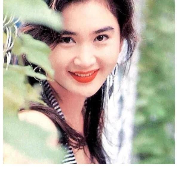 代表作|大湾区秋晚四个年龄加起来超200岁的靓姐惊艳亮相共唱经典粤语曲