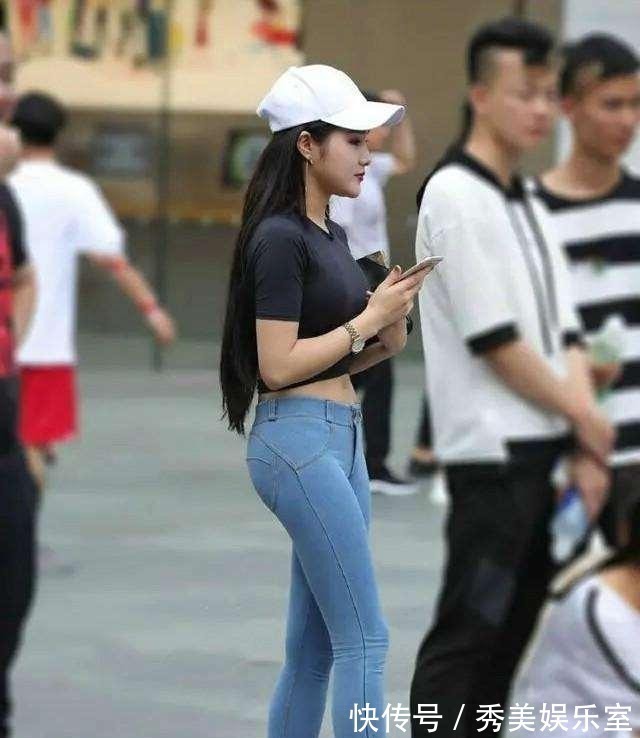 紧身牛仔裤 紧身牛仔裤搭配露脐上衣,减龄瘦身显身材,清爽又不失性感