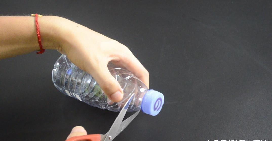 妙用|垃圾桶上粘一个塑料瓶, 一年还能帮家里省不少钱, 可惜知道的人不多