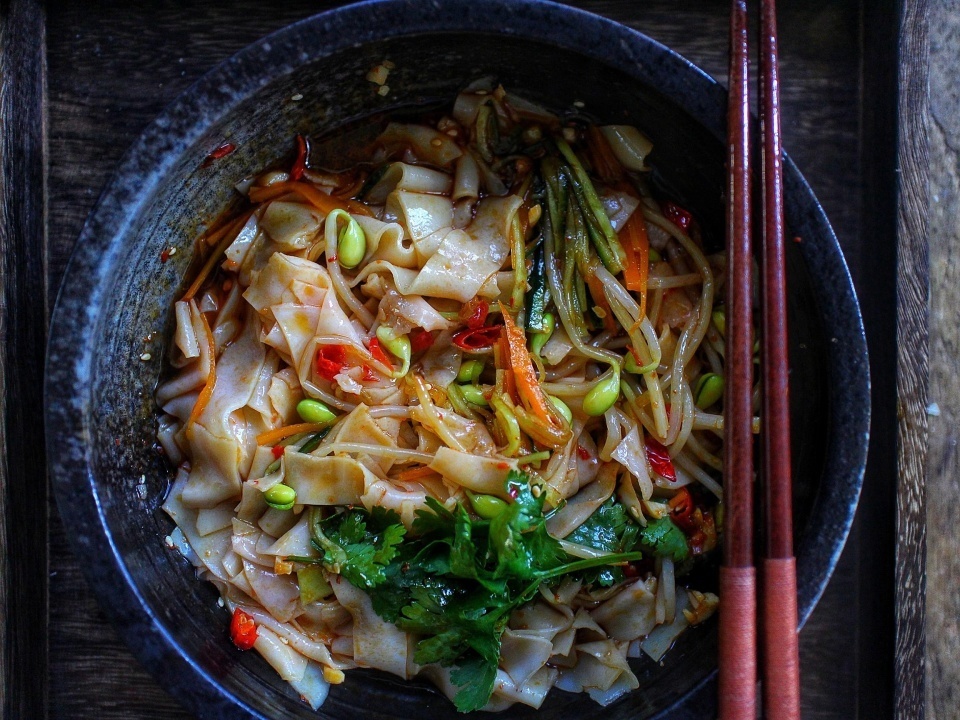 教你自制懒人版凉皮，无需水洗，口感劲道又好吃，比卖的香多了