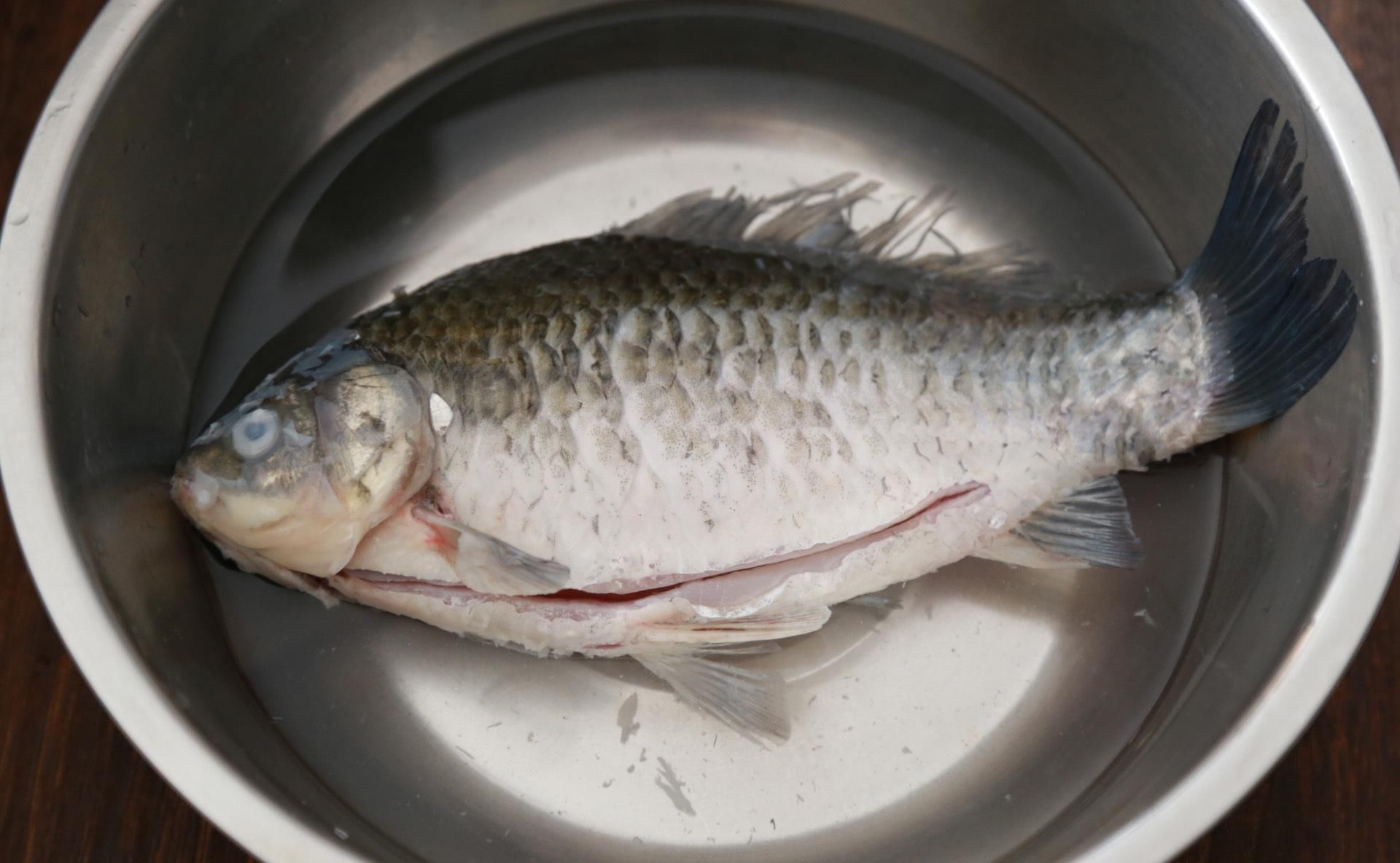 热水|做鲫鱼汤时,用冷水还是用热水?掌握一招,汤汁奶白无腥味,好喝