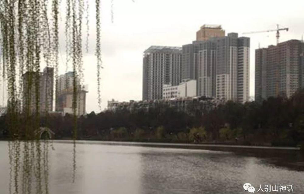  下联|上联：三千杨柳迎春雨，如何对下联