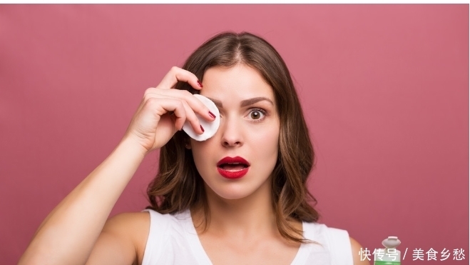 女人想要拥有“干净脸”，建议睡前做这3件事，皮肤细腻又光滑