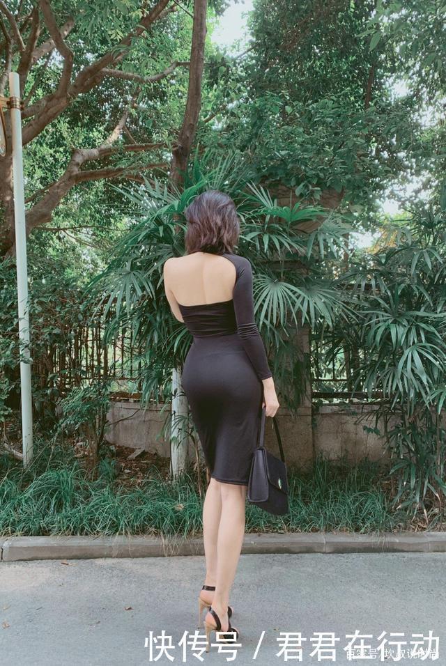 黑色连衣裙“少一块”,时尚有个性,设计感十足