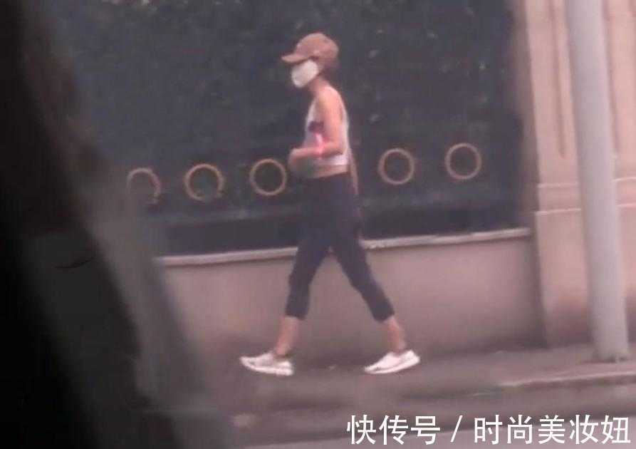 少女|45岁马伊琍真放得开,露脐背心配紧身裤出街,身材不输少女