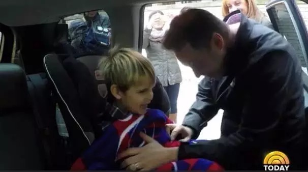 千万别|提醒!坐车时千万别让孩子穿羽绒服,车内这些东西也会致命!