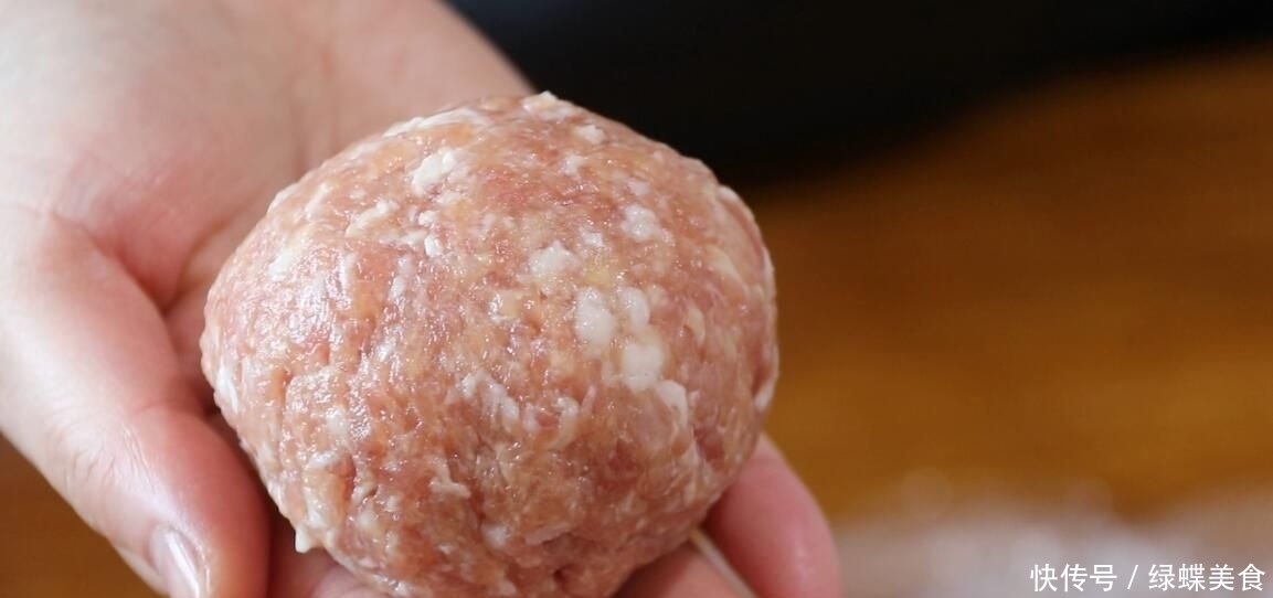 水煮蛋吃腻了,教你鸡蛋和猪肉的特色做法,外脆里嫩,里面流黄