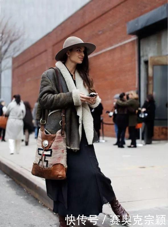 半身裙搭配|最近流行一种“保暖穿搭”,叫“羊羔毛外套+半身裙”,时髦显瘦